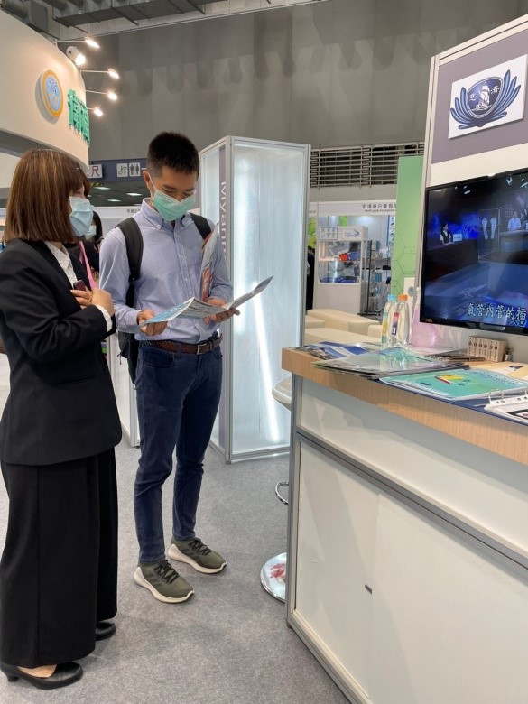 右圖：花蓮慈濟醫院國際醫學中心新南向辦公室組員於攤位上向參觀者介紹。