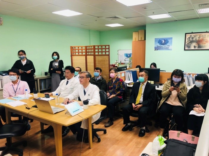 左圖：COVID-19 的中醫治療與藥物研發線上論壇現場。