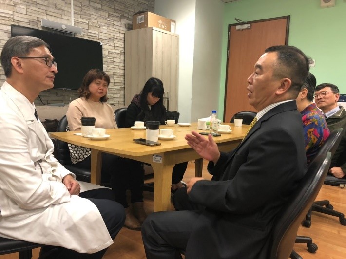 右圖：花蓮慈濟醫院國際醫學中心李啟誠主任也與廠商一同商討，規劃將其優良藥品介紹至菲律賓。