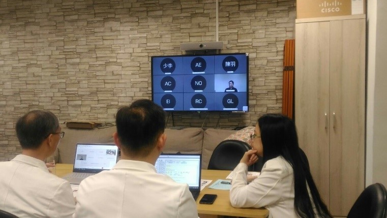 左圖：台菲視訊會議醫學講座：骨髓幹細胞移植中巨細胞病毒的追蹤與治療由講者花蓮慈濟醫院血液腫瘤科李啟誠主任、黃威翰醫師與菲方參與者互動。