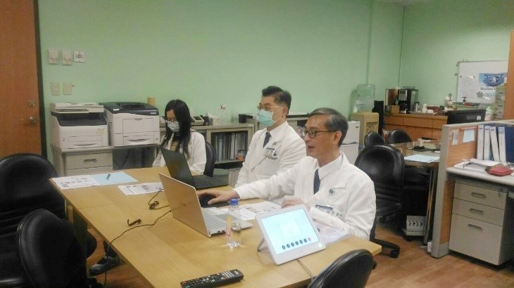 右圖：台菲視訊會議醫學講座：骨髓幹細胞移植中巨細胞病毒的追蹤與治療活動現場。