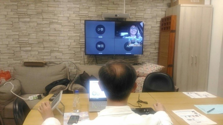 右圖：講者花蓮慈濟醫院血液腫瘤科李啟誠主任與菲方參與者互動。