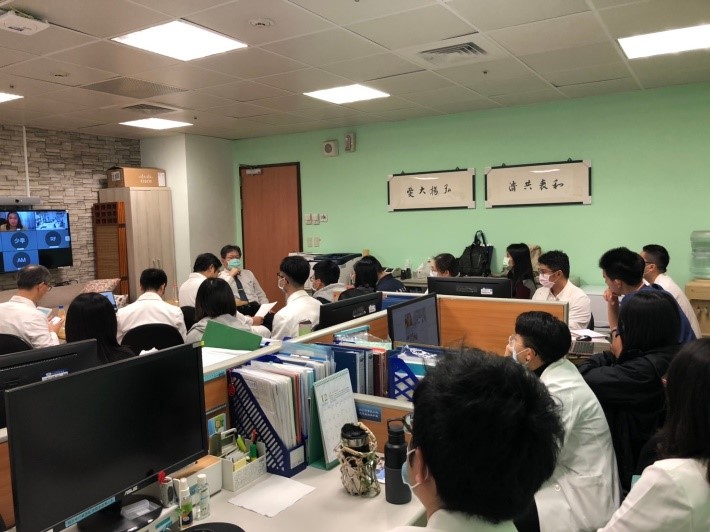 右圖：花蓮慈濟醫院小兒部張宇勳部長會後輔以中文指導慈院的醫學生。