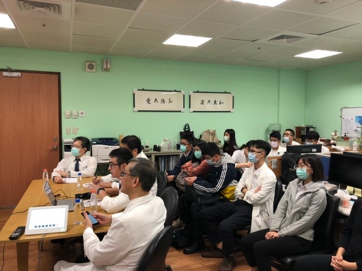 左圖：台菲視訊會議小兒部醫學講座：目前兒童肥胖控制策略-花蓮經驗分享 Tai-Phil Virtual Medical Conference of Pediatrics: Current strategy for childhood obesity control: Hualien County experience in Taiwan活動現場。