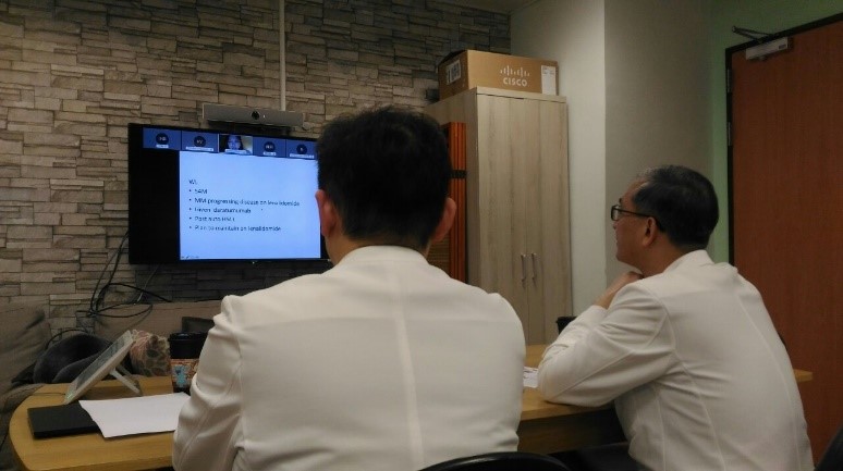 圖說：講者花蓮慈濟醫院血液腫瘤科李啟誠主任(右)、黃威翰醫師(左)擔任與菲方醫師探討臨床案例。