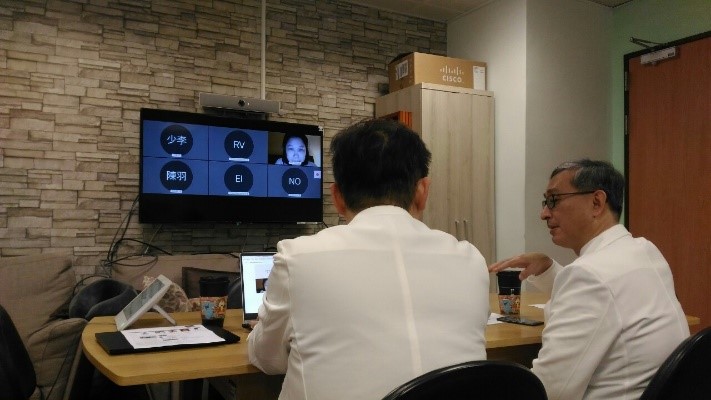 圖說：講者花蓮慈濟醫院血液腫瘤科李啟誠主任(右)、黃威翰醫師(左)擔任與菲方醫師互動。