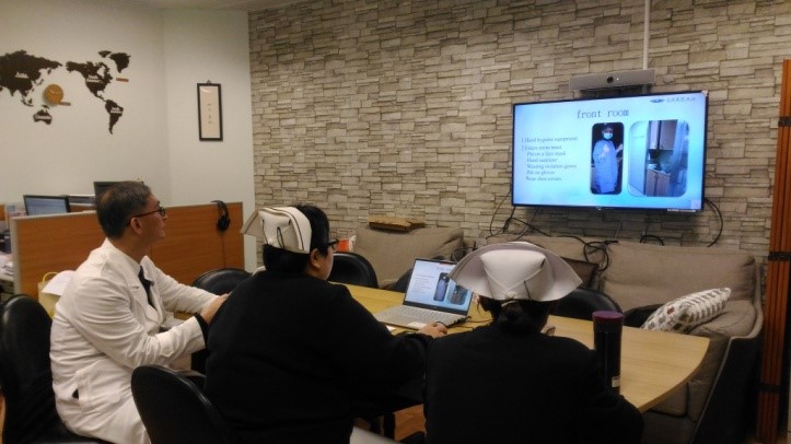 右圖：花蓮慈濟醫院護理部鄭雅君督導(右一)、李依蓉護理長(右二)，給予印尼慈濟醫院醫師專業骨髓移植治療照護建議。