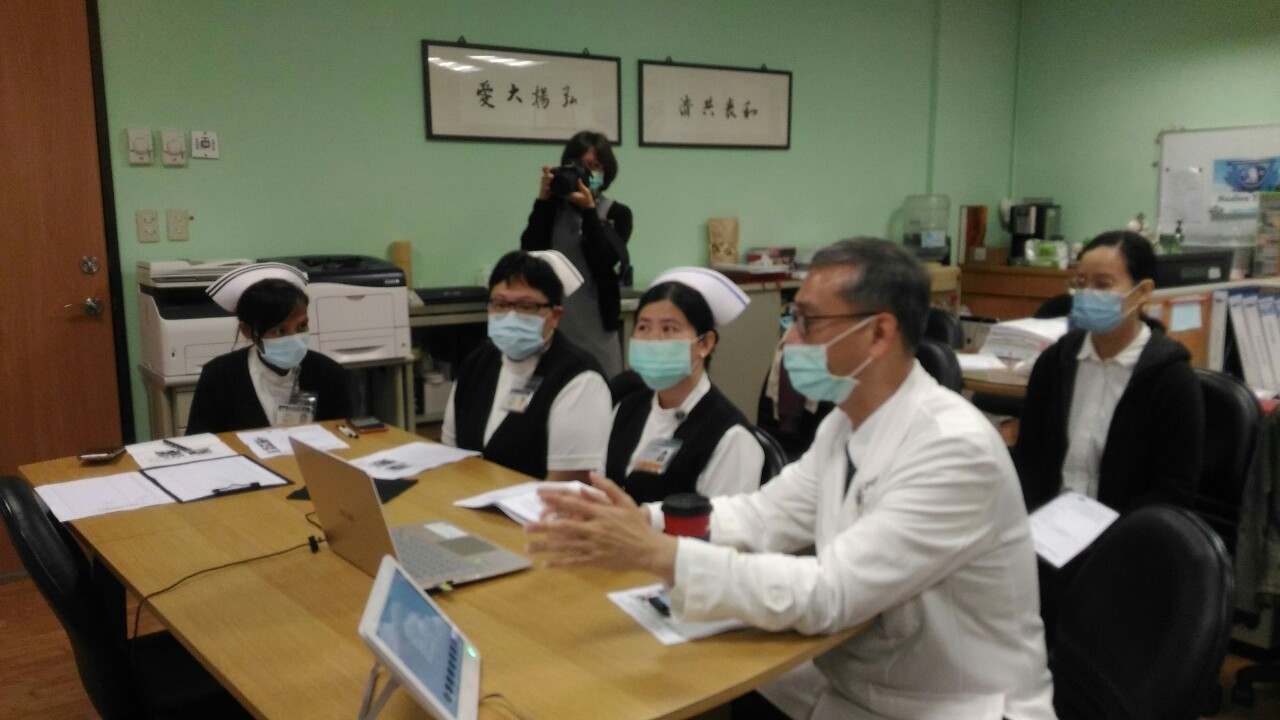 左圖：花蓮慈濟醫院國際醫學中心李啟誠主任與講者花蓮慈濟醫院護理部鄭雅君督導、李依蓉護理長、李珍妮副護理長。