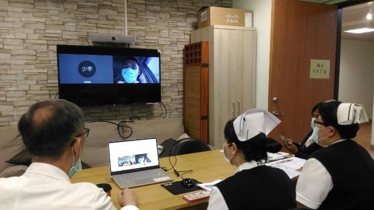 右圖：透過視訊給予印尼慈濟醫院醫師專業骨髓移植治療照護建議。