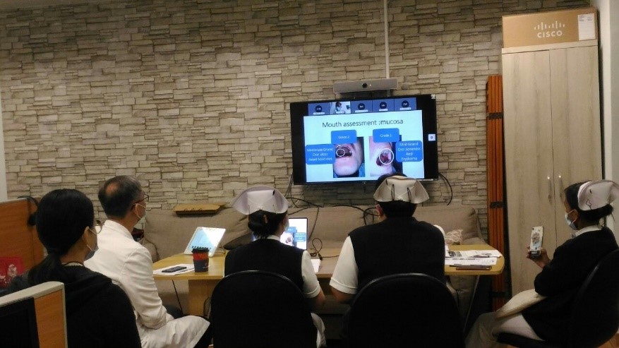 左圖：講者花蓮慈濟醫院護理部鄭雅君督導、李依蓉護理長、李珍妮副護理長精心準備之案例分享。