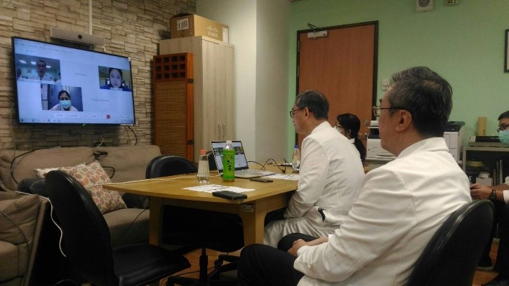 左圖：講者花蓮慈濟醫院血液腫瘤科李啟誠主任、黃威翰醫師，感染科鄭順賢主任擔任講者，並與菲方醫師探討臨床案例。