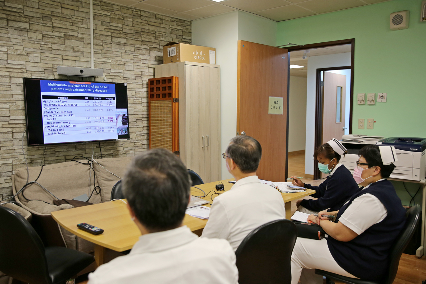 圖說：花蓮慈院國際醫學中心與骨髓移植照護團隊，透過視訊來傳授骨髓及造血幹細胞移植經驗及病人照護技巧。