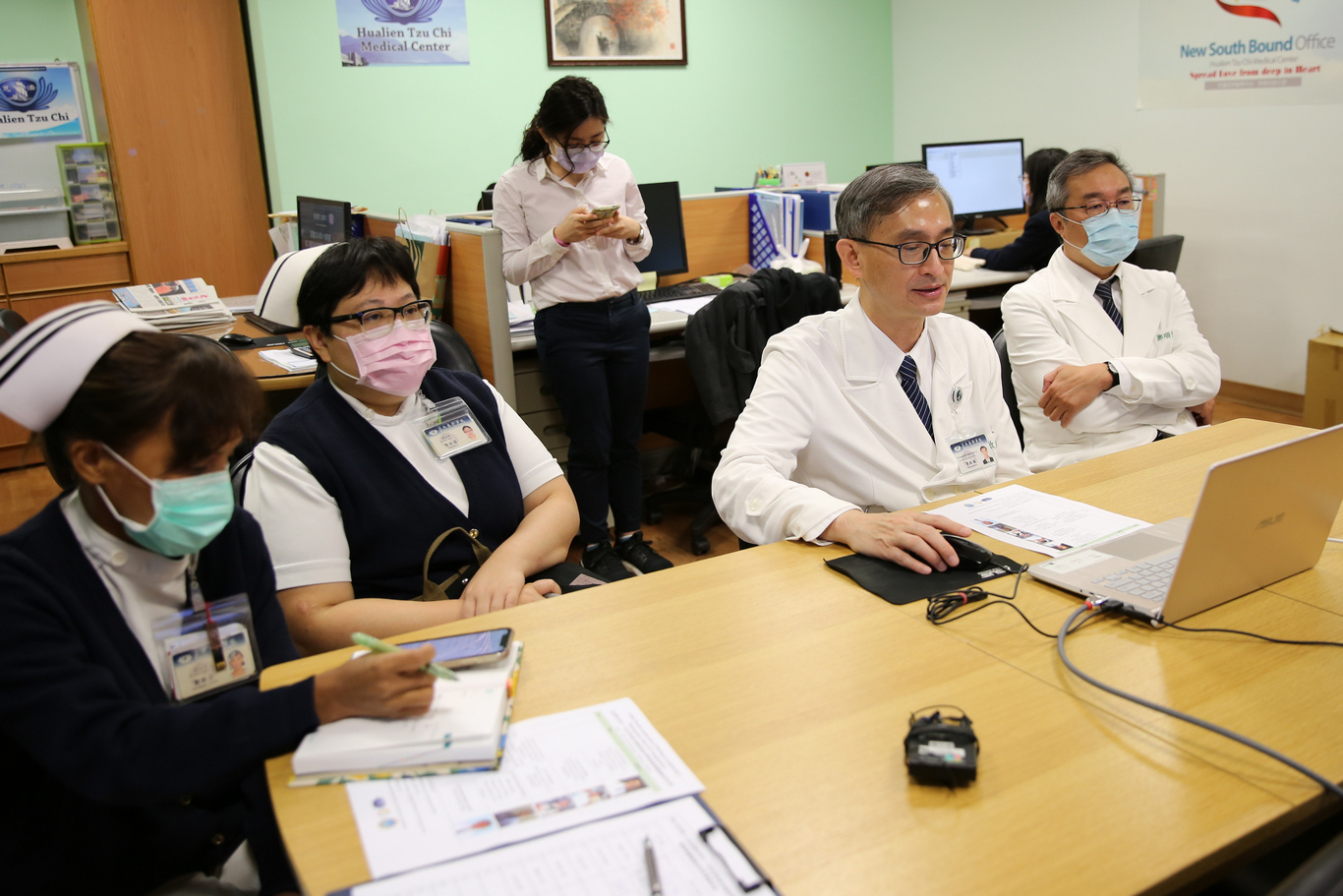 圖說：花蓮慈院國際醫學中心與骨髓移植照護團隊，透過視訊來傳授骨髓及造血幹細胞移植經驗及病人照護技巧。