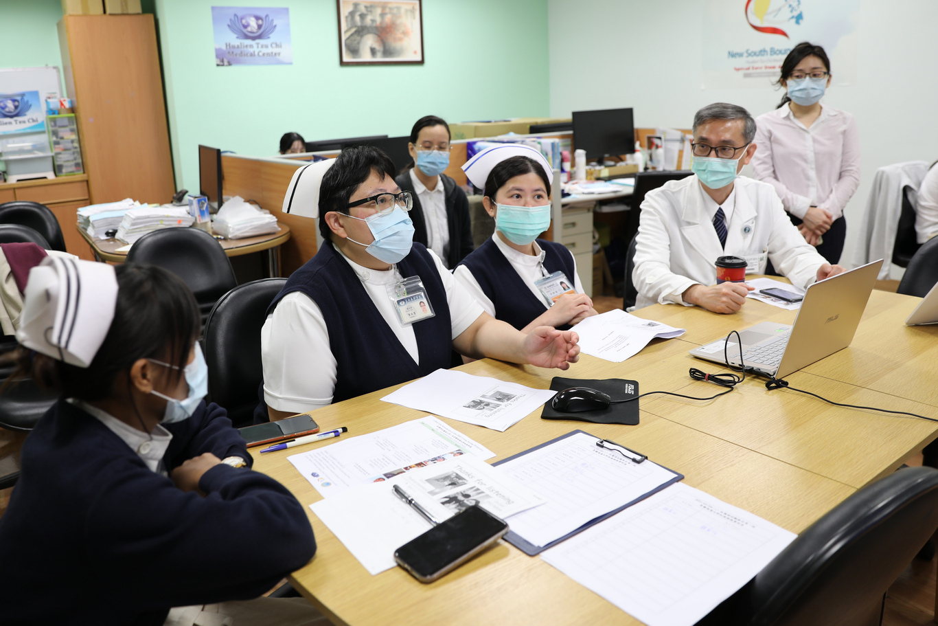 圖說：花蓮慈院國際醫學中心與骨髓移植照護團隊，透過視訊來傳授骨髓及造血幹細胞移植經驗及病人照護技巧。