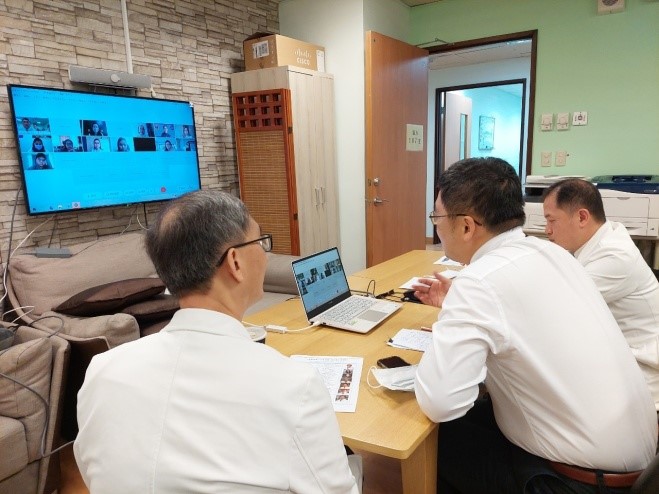 右圖：台菲視訊會議小兒部醫學講座:思覺失調症之案例探討，李啟誠主任、黃沈裕智主任、張雲傑醫師與菲方參與者互動。
