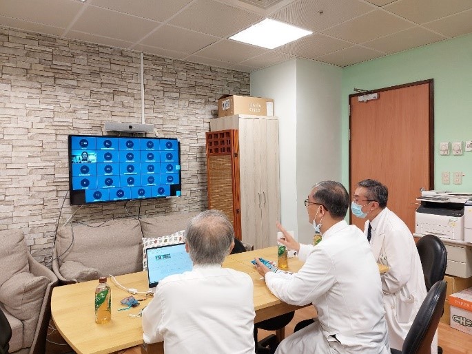 右圖：活動中由講者花蓮慈濟醫院血液腫瘤科李啟誠醫師、感染科鄭順賢醫師、骨髓幹細胞中心楊國梁主任與菲方參與者互動。