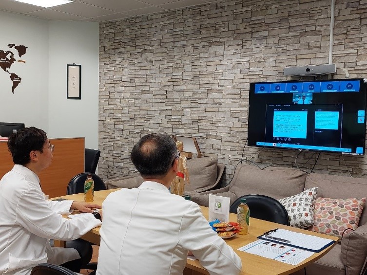 右圖：新南向中醫藥暨針灸遠距進階跨國講座: How to Learn Acupuncture Well/ Southbound Virtual Training Course of Acupuncture and Traditional Chinese Medicine: How to Learn Acupuncture Well活動現場。