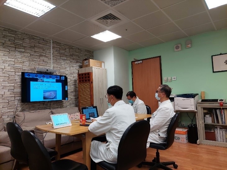 右圖：演講者為國烈中醫診所曾國烈院長，演講者精心製作簡報，向參與者介紹人體多個針灸穴位。