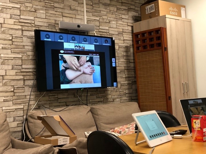 右圖：演講者花蓮慈濟醫院中醫部陳怡真醫師，精心製作簡報規劃針灸教學課程。