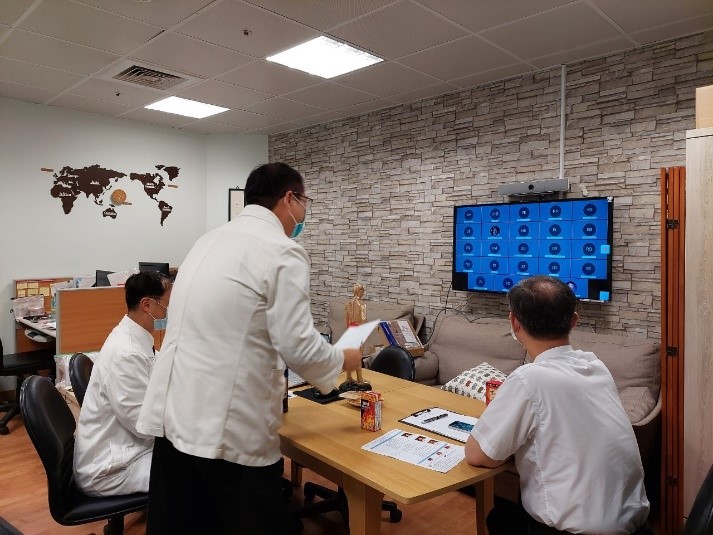 右圖：花蓮慈濟醫院中醫部吳立工醫師與參與者互動，並回答提問。