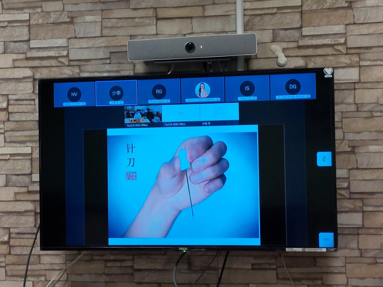 右圖：06/03講者花蓮慈濟醫院中醫部陳中奎醫師，與參與者探討針灸手法。