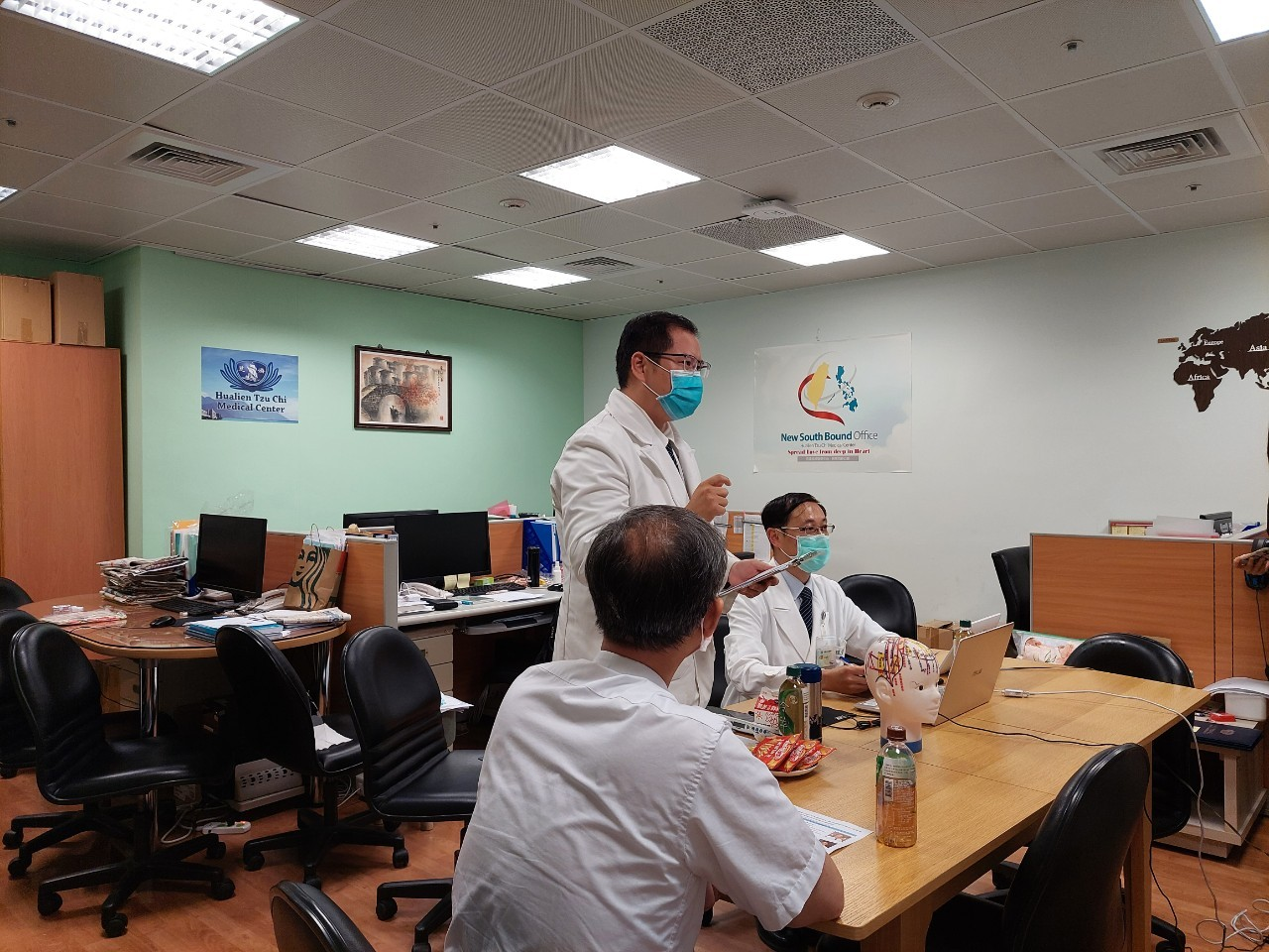 左圖：06/10參與者積極提問，與中醫部吳立工醫師互動。