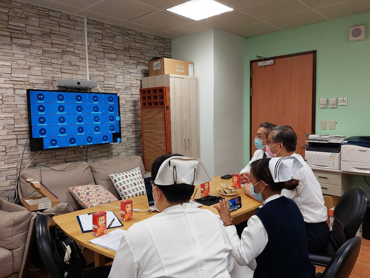 左圖：06/16花蓮慈濟醫院血液腫瘤科李啟誠醫師、感染科鄭順賢醫師、護理部鄭雅君督導、李依蓉護理長擔任講者，並與參與者互動。