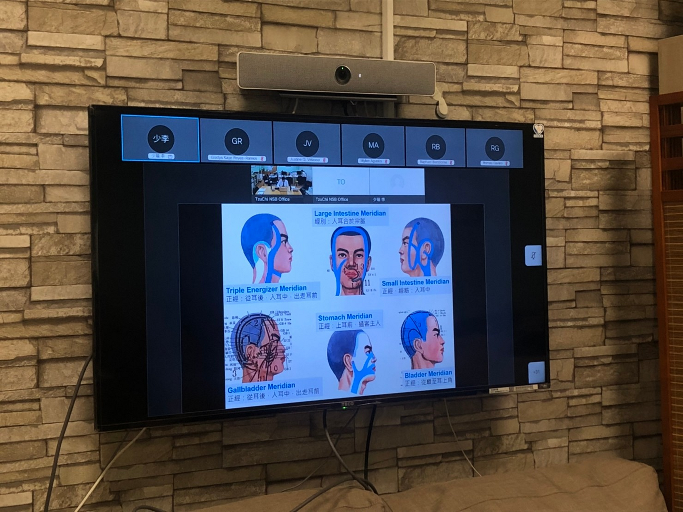 右圖：06/17講者花蓮慈濟醫院中醫部龔彥綸醫師，於活動中認真教學，向參與者介紹臨床上針灸和耳朵穴位的分布，並精心製作簡報。