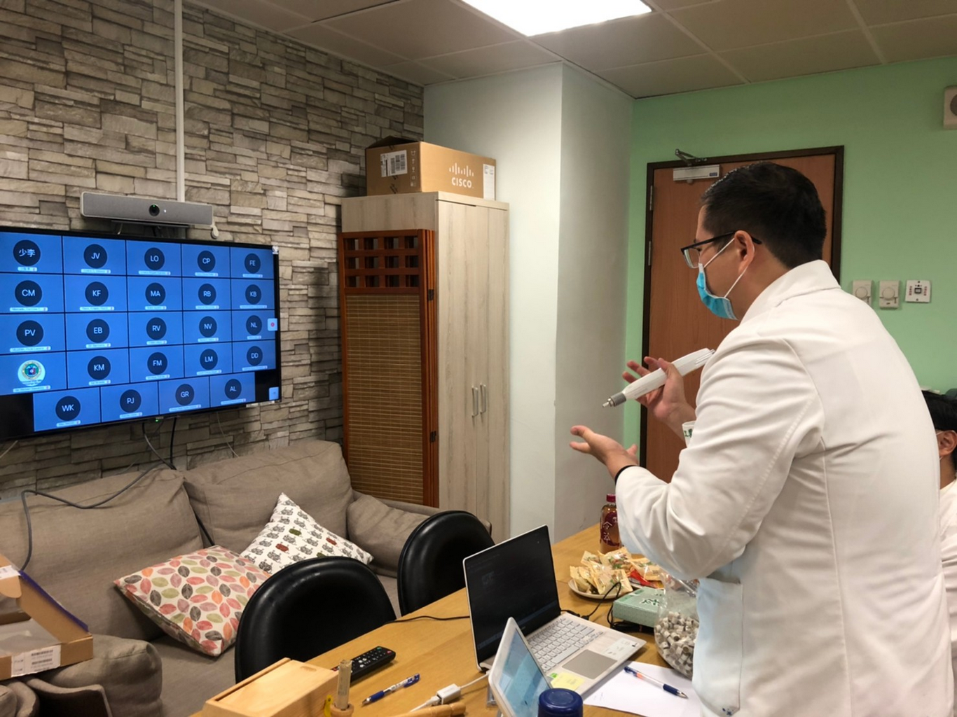 圖說：06/24花蓮慈濟醫院中醫部吳立工醫師與參與者互動，並回答提問。