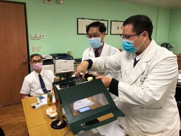 2021/07/01(四)新南向中醫藥暨針灸遠距進階跨國講座，花蓮慈濟醫院中醫部吳立工醫師準備了治療器具，展示給參與者觀摩學習。
