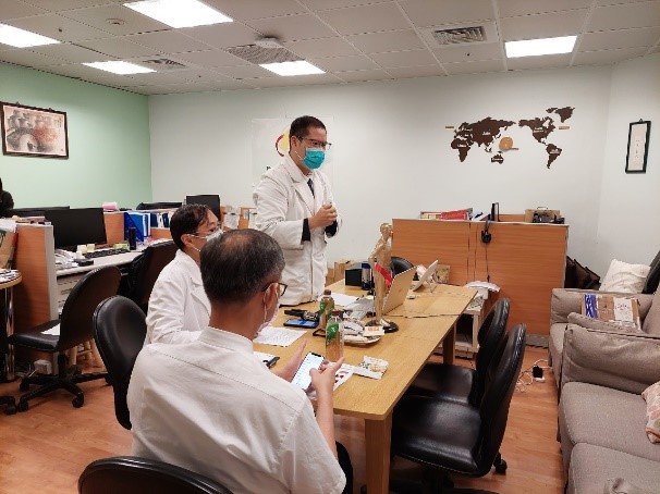 講者花蓮慈濟醫院中醫部吳立工醫師，回答參與者問題。