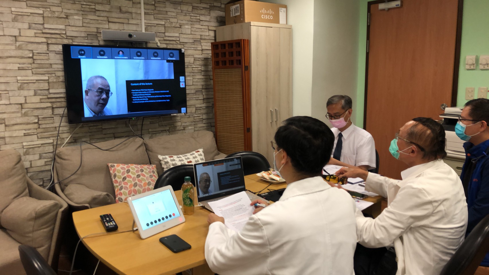 2021/07/08(四)新南向中醫藥暨針灸遠距進階跨國講座: Introduction to TCM Pulse Diagnosis講者陳逸光中醫診所陳逸光院長精心設計教學。