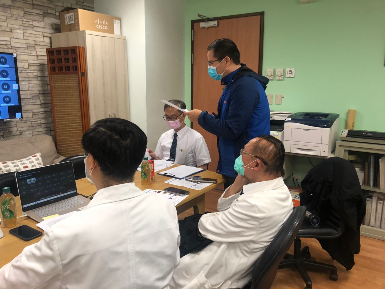 2021/07/08(四)新南向中醫藥暨針灸遠距進階跨國講座: Introduction to TCM Pulse Diagnosis中醫部吳立工醫師，回答參與者問題。