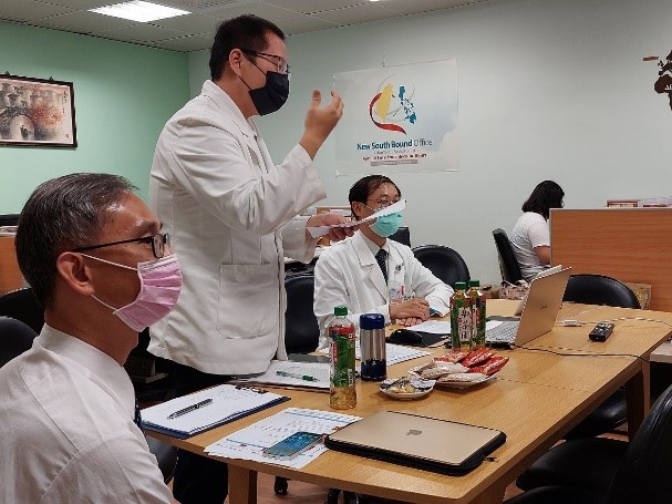2021/07/15(四)新南向中醫藥暨針灸遠距進階跨國講座: Integrated Use of Traditional Chinese and Western Medicine in Lung Cancer，花蓮慈濟醫院中醫部吳立工醫師與參與者互動。