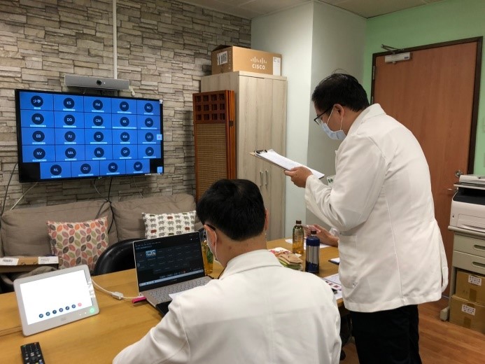 2021/07/29(四)新南向中醫藥暨針灸遠距進階跨國講座: Current Research on TCM in the Treatment of Dry Eye Disease中醫部吳立工醫師與新南向友人交流。