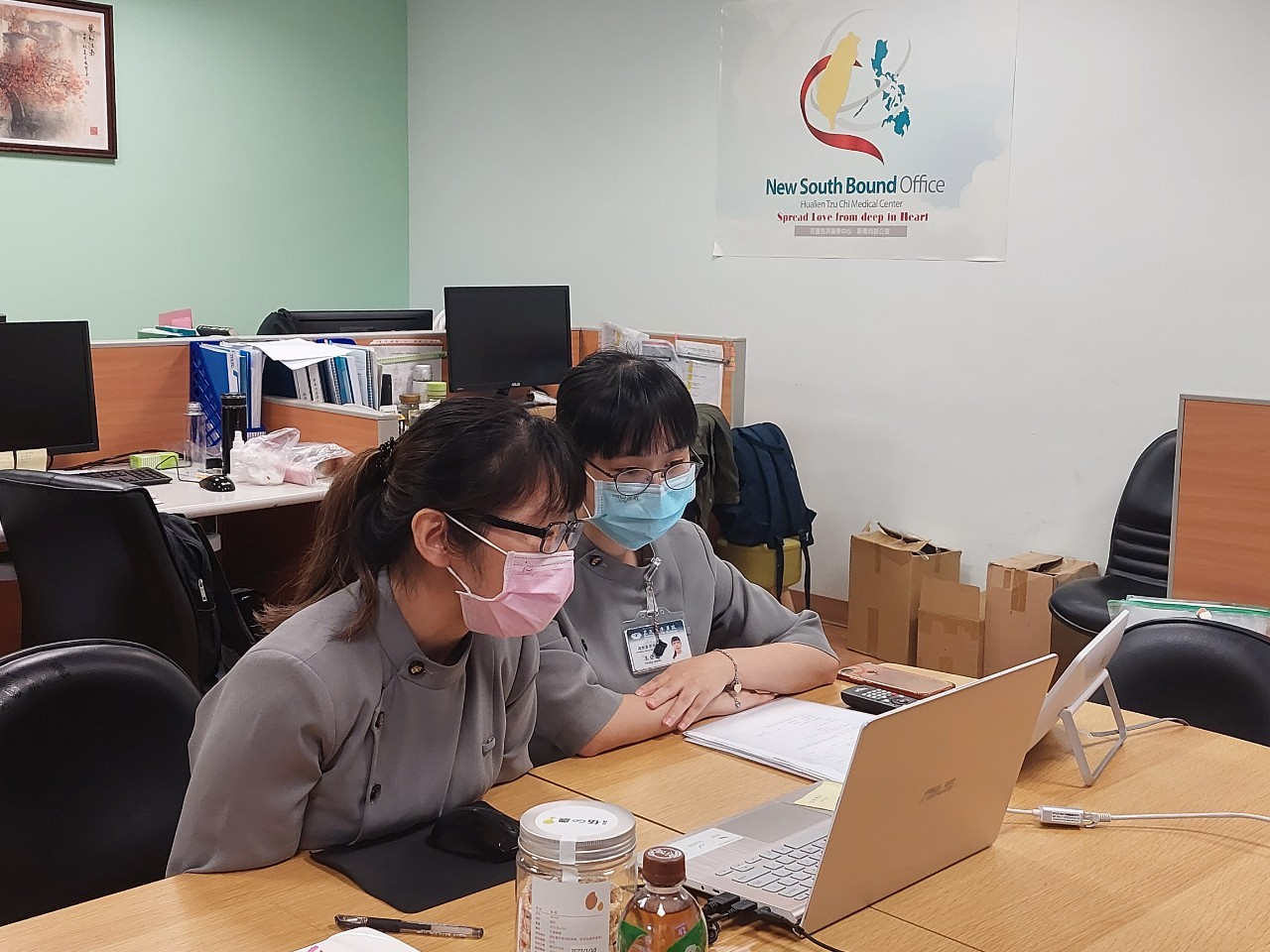 花蓮慈濟醫院由國際醫學中心陳羽庭組員、王亞慧組員代表出席。