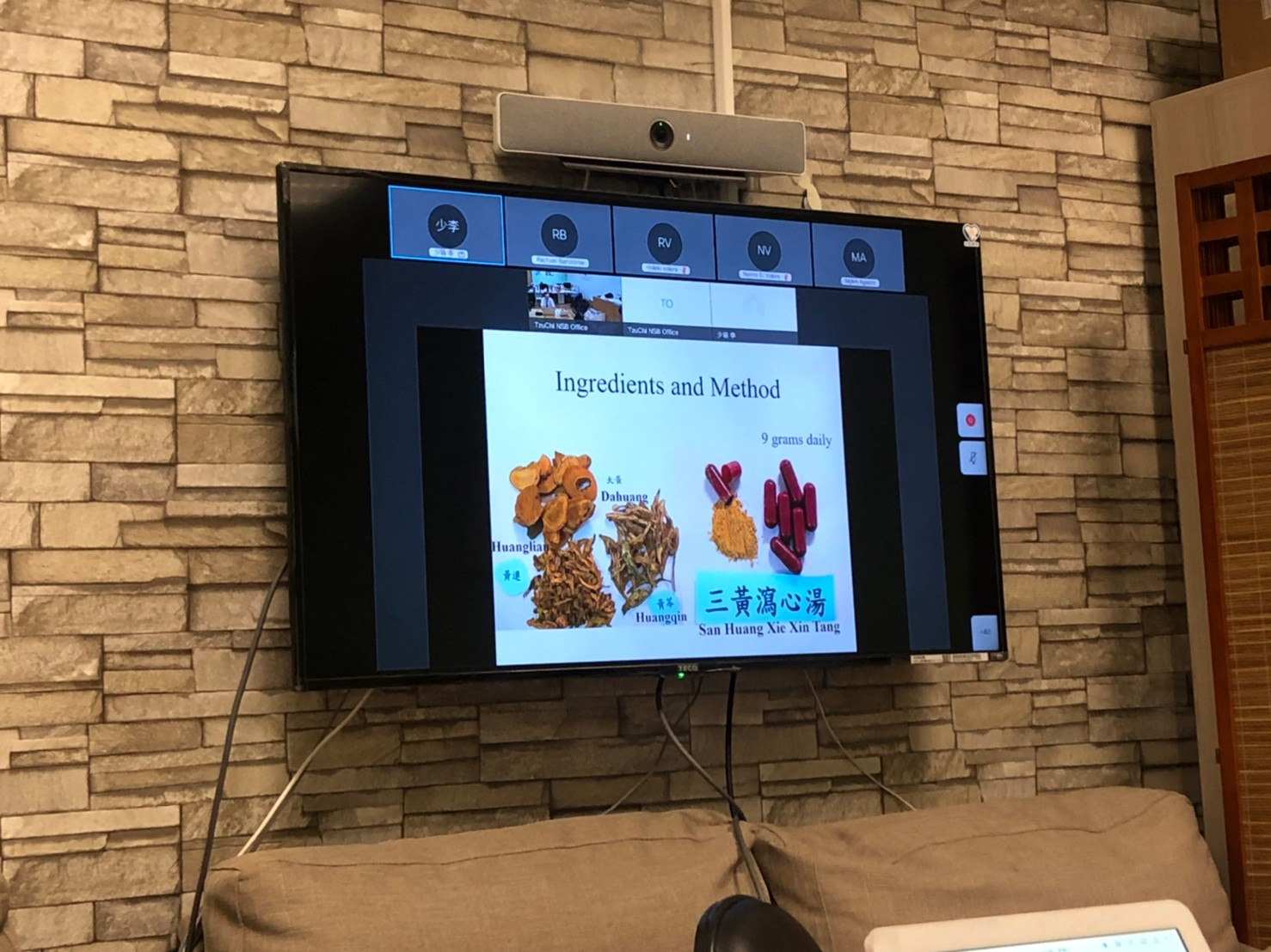 照片說明：賴東淵主任臨床教學經驗豐富，於活動中向參與者介紹三黃瀉心湯的起源與應用。