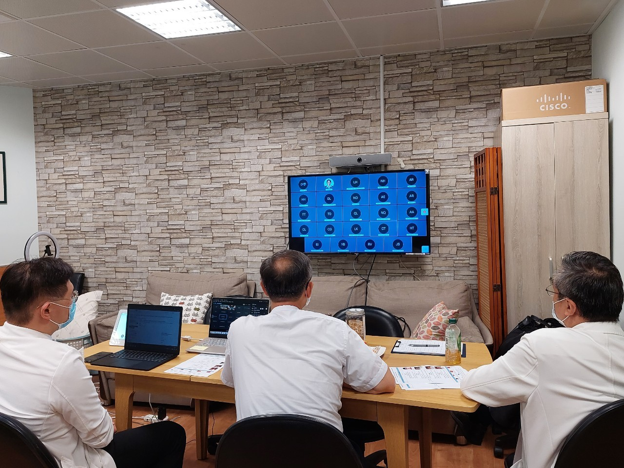 2021/08/18(三)新南向造血幹細胞移植遠距進階跨國講座: Acute GVHD After Allo-HSCT台大醫院血液腫瘤科蔡承宏醫師利用線上視訊方式與新南向友人交流。