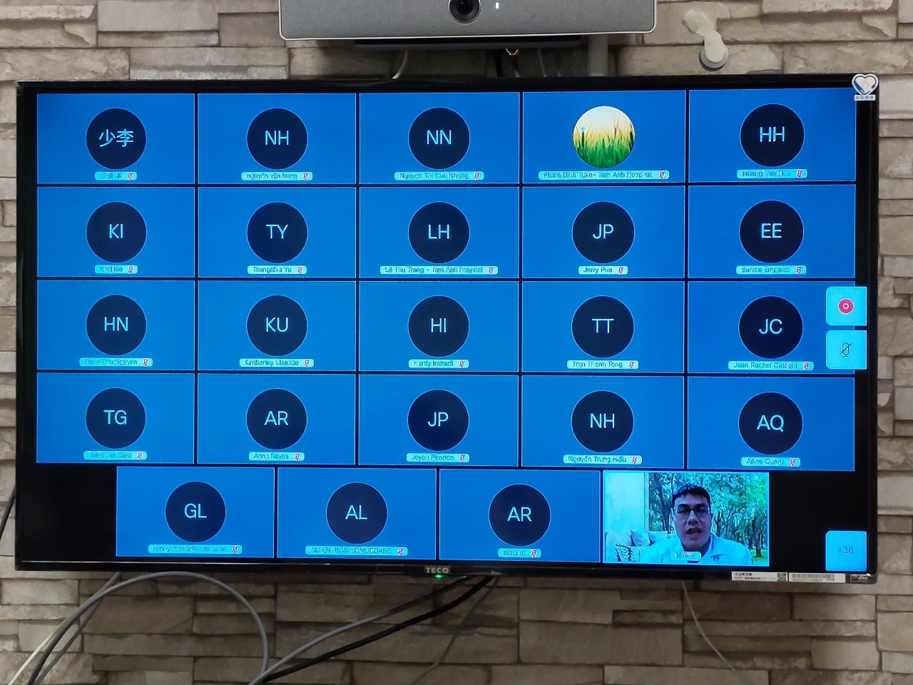 2021/08/25(三)新南向造血幹細胞移植遠距進階跨國講座: Chronic GVHD After Allo-HSCT講者蔡承宏醫師於講座中向參與者進行教學與新南向友人交流。