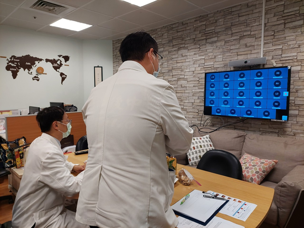 2021/08/26(四)新南向中醫藥暨針灸遠距進階跨國講座: TCM Traumatology Manufacturing Process of Gromwell Balm (Ziyun Ointment)中醫部吳立工醫師與新南向友人交流。