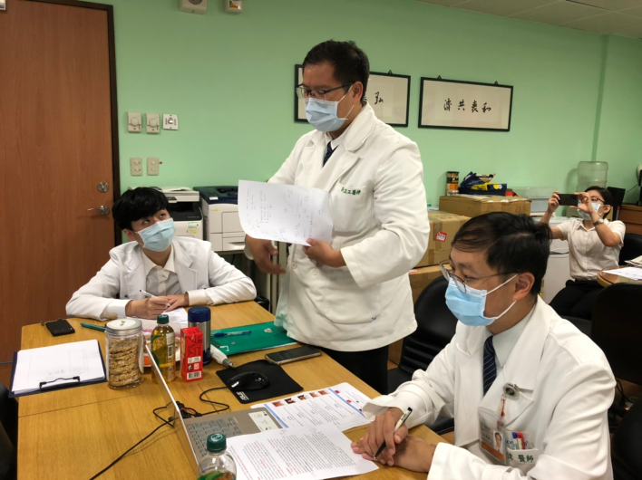 2021/09/02(四)新南向中醫藥暨針灸遠距進階跨國講座: The Introduction of Gynecology in Chinese Medicine中醫部吳立工醫師，回答參與者問題。