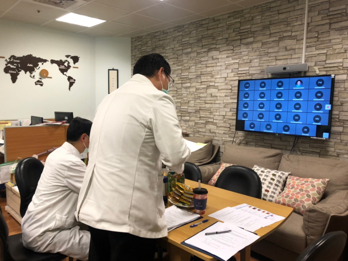 2021/09/23(四)新南向中醫藥暨針灸遠距進階跨國講座: Chinese Medicine on Postpartum Care中醫部吳立工醫師與參與者互動。 