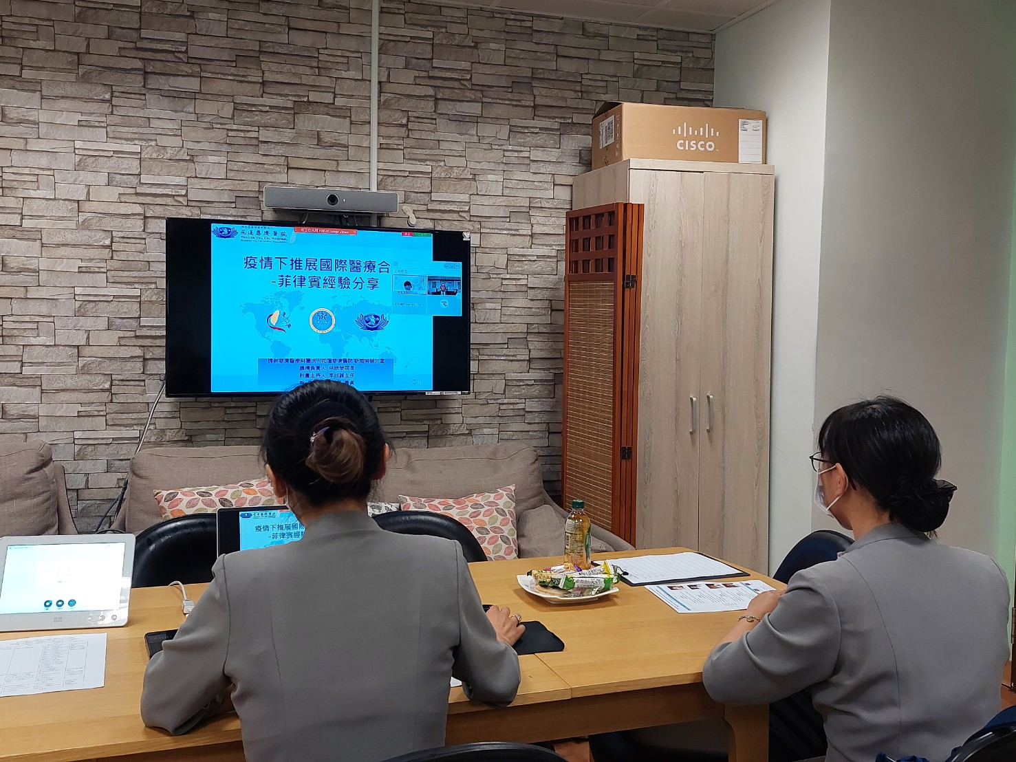 2021/10/6（三）後疫情時代醫療新態樣與新南向政策線上研討會，陳羽庭組員分享主題為疫情下推展國際醫療合作-菲律賓經驗分享。