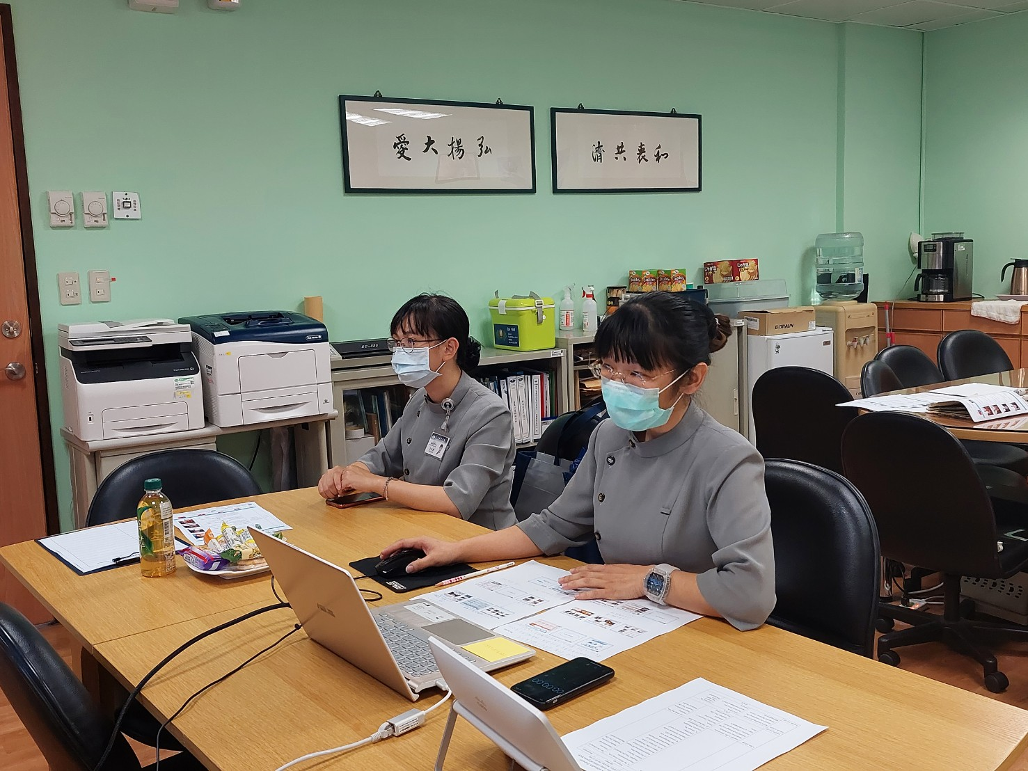 2021/10/6（三）後疫情時代醫療新態樣與新南向政策線上研討會，陳羽庭組員、王亞慧組員。