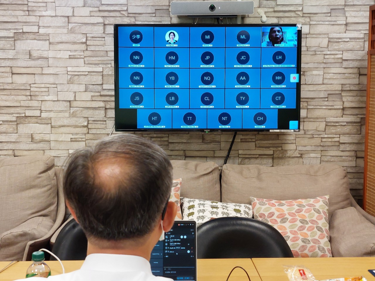 2021/10/06(三)新南向造血幹細胞移植遠距進階跨國講座: Allo-HSCT for Thalassemia & Other Benign Pediatric Disorders活動現場，與菲律賓血液學教母Dr. Norma Ona互動。