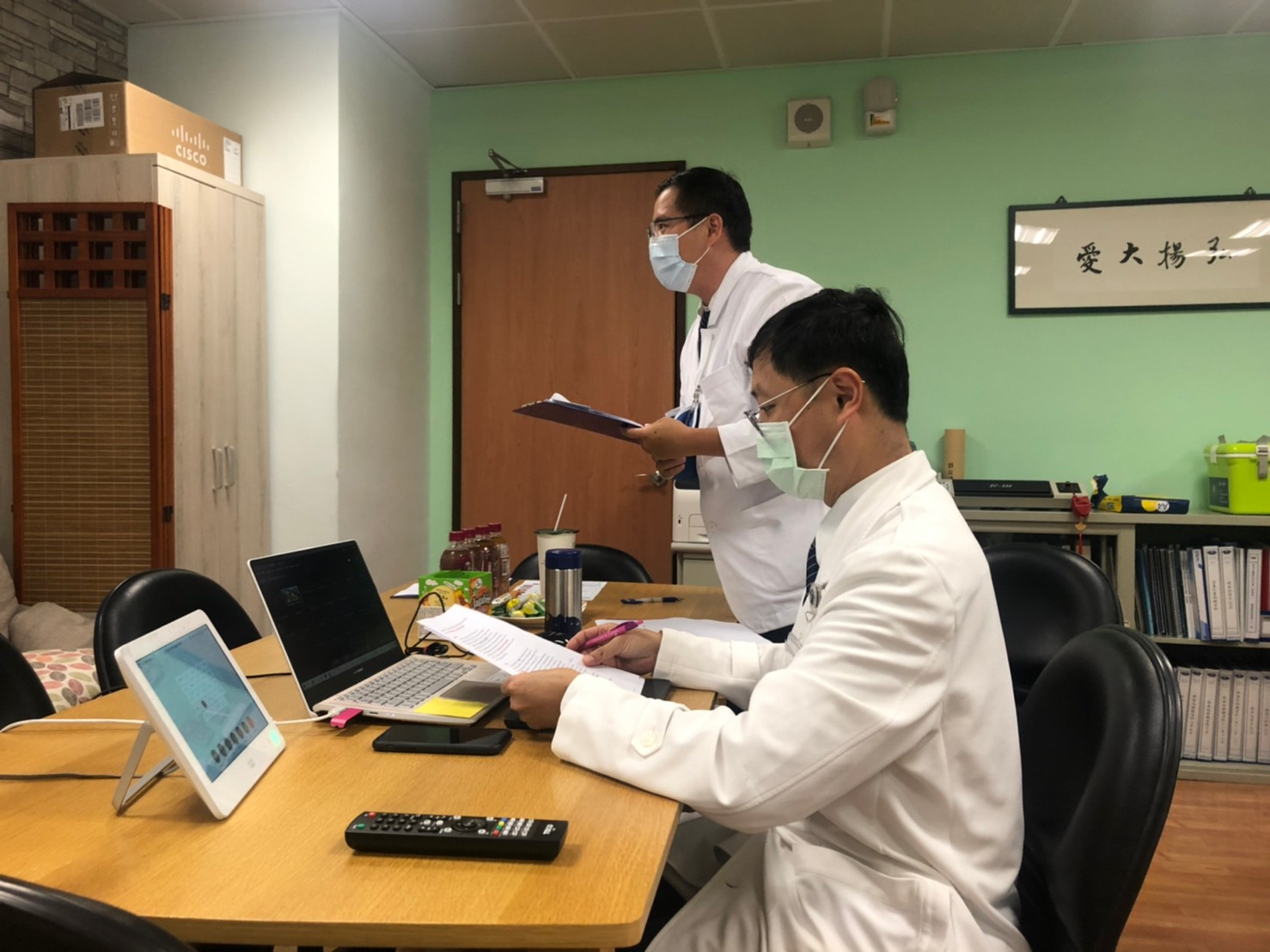 2021/10/21(四)新南向中醫藥暨針灸遠距進階跨國講座: Combination of TCM and Western Medicine Benefit CP中醫部吳立工醫師與參與者互動。