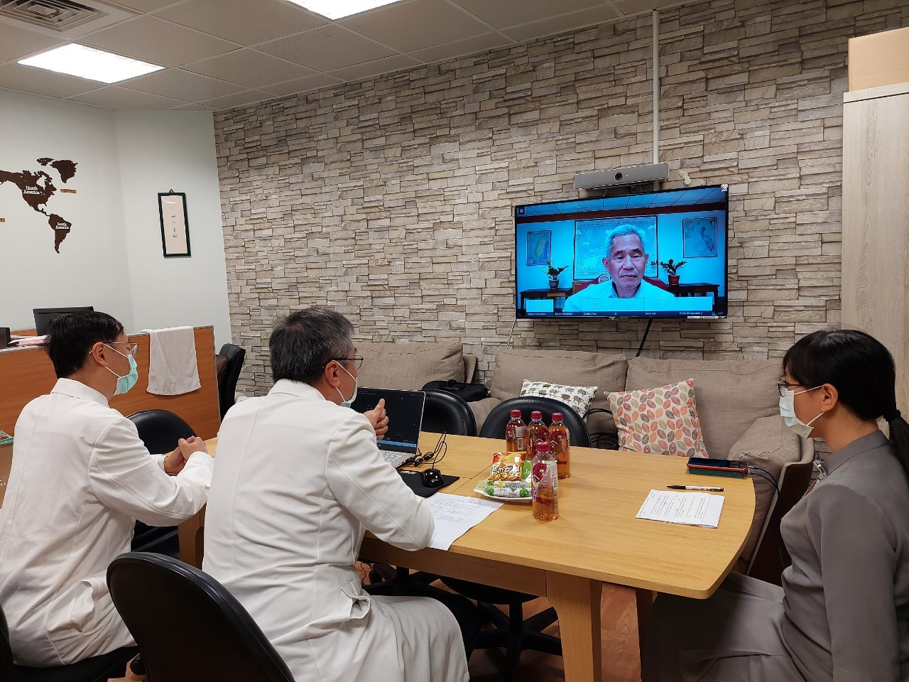 2021/10/23(六)菲律賓台商視訊保健講座-中西醫防範新冠病毒，駐菲辦事處徐佩勇大使上線致詞。