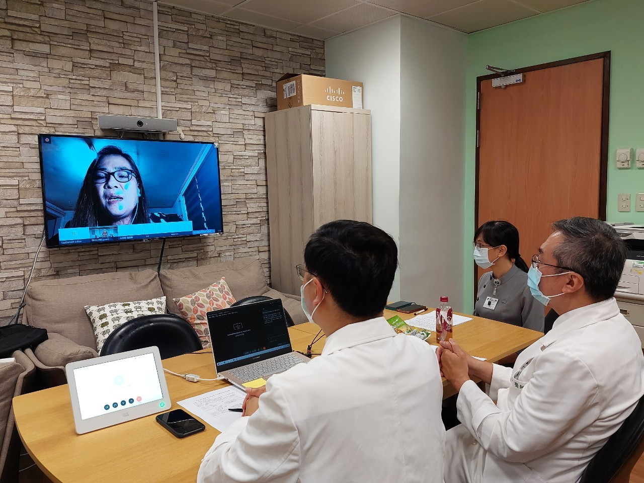 2021/10/23(六)菲律賓台商視訊保健講座-中西醫防範新冠病毒，菲律賓台商總會黃雅惠會長也親自為活動致詞。