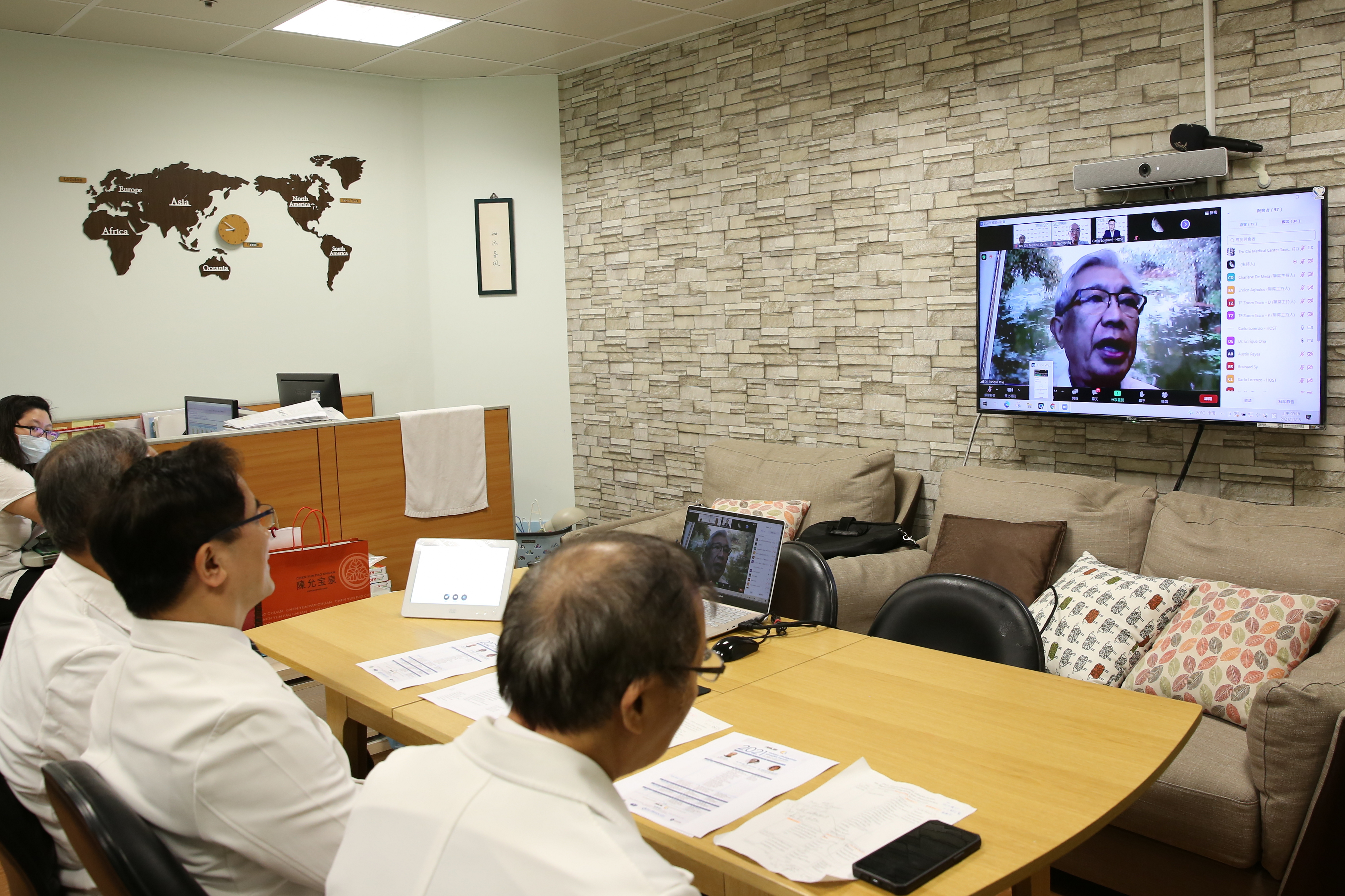 律賓前衛生部長Dr. Enrique T. Ona（右），參與「新南向臺菲智慧醫療視訊論壇」。