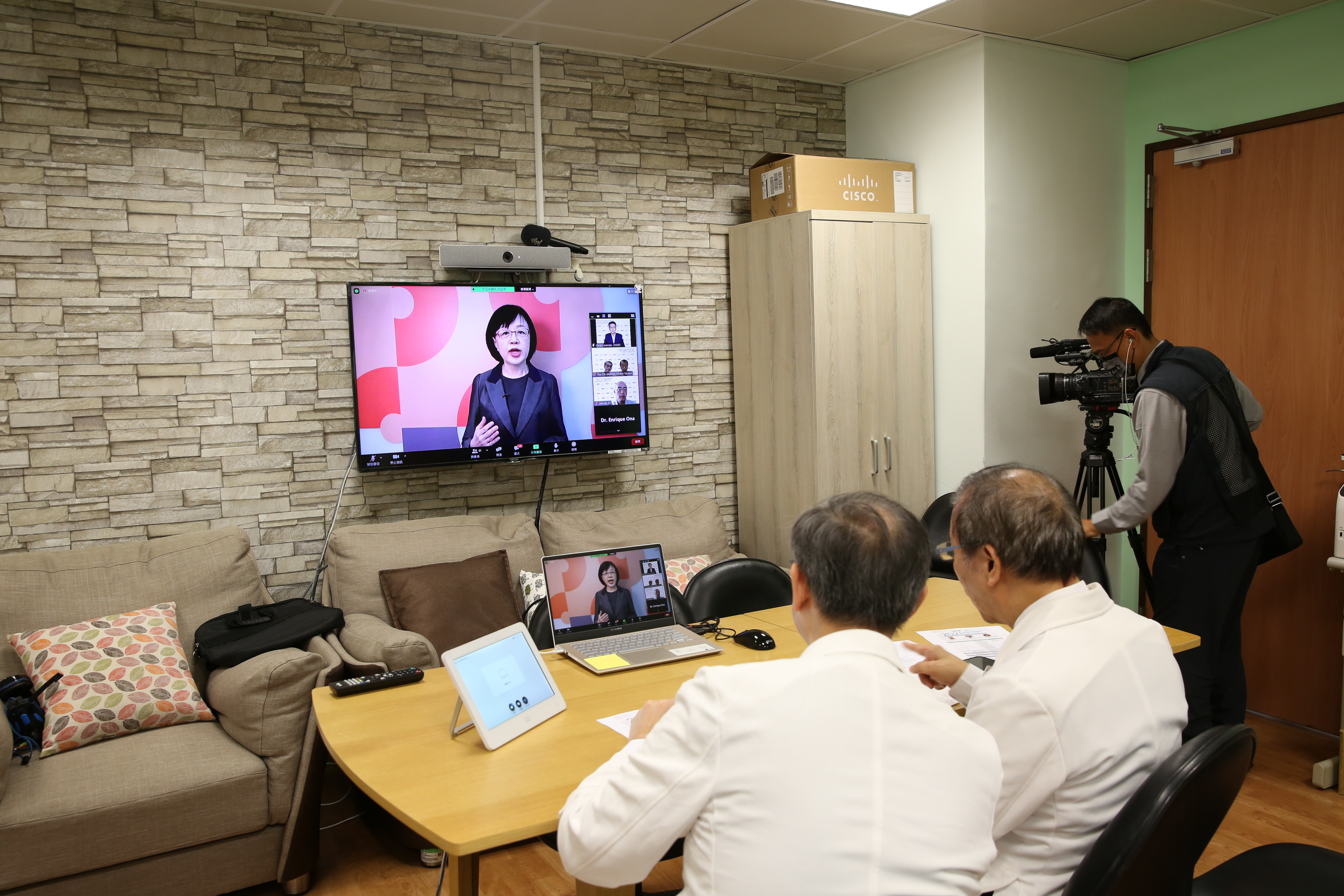 左圖：中華民國對外貿易發展協會秘書長林芳苗（左），參與「新南向臺菲智慧醫療視訊論壇」。